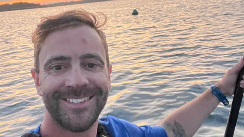  Man claims record after 43 hours on paddleboard