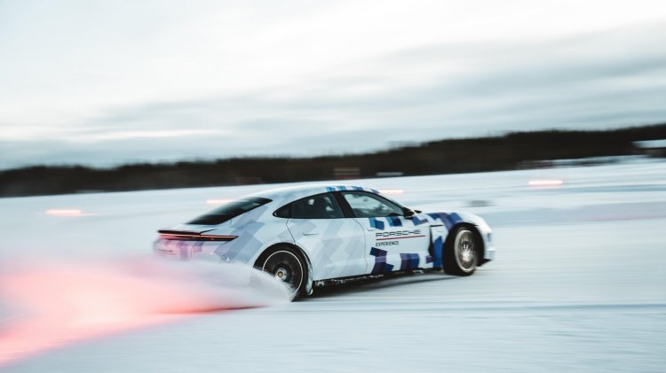  Porsche Taycan Sets Ice Drift Guinness World Record