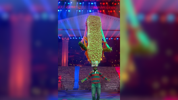  “Balancing Brilliance: Man Sets World Record by Carrying 735 Eggs in a Single Hat”