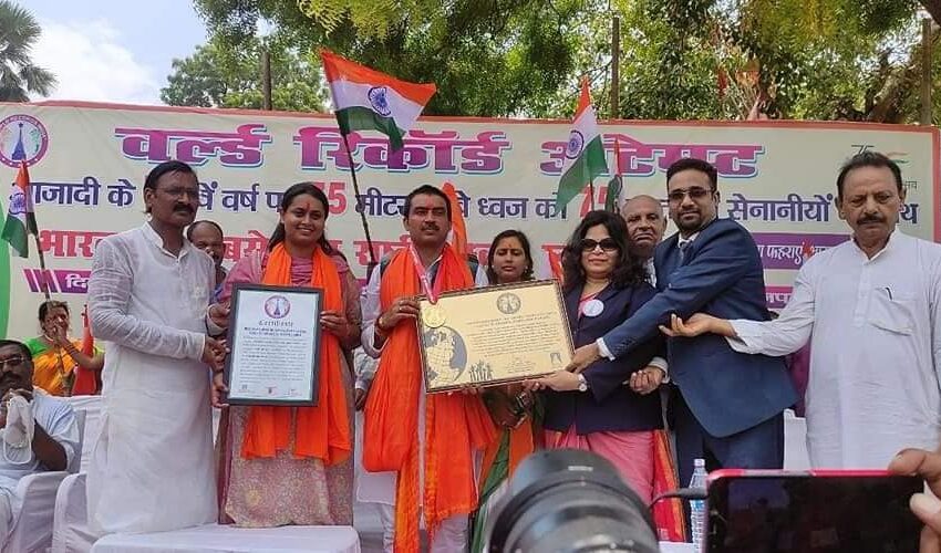  “World Record: Most People Hoist Longest Indian Flag Dressed as Freedom Fighters”
