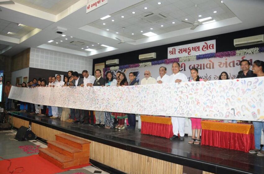  Artist Paints 11,111 Women Faces on Single Scroll in Support of ‘Beti Bachao, Beti Padhao’ Campaign