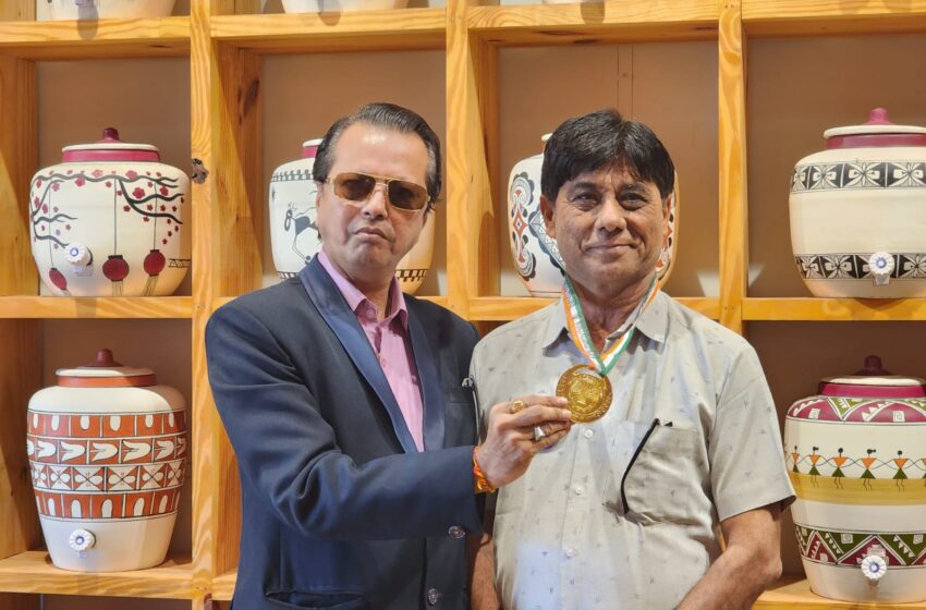  Mansukhbhai Prajapati Sets World Record with 700+ Eco-Friendly Clay Products under “Mitticool”