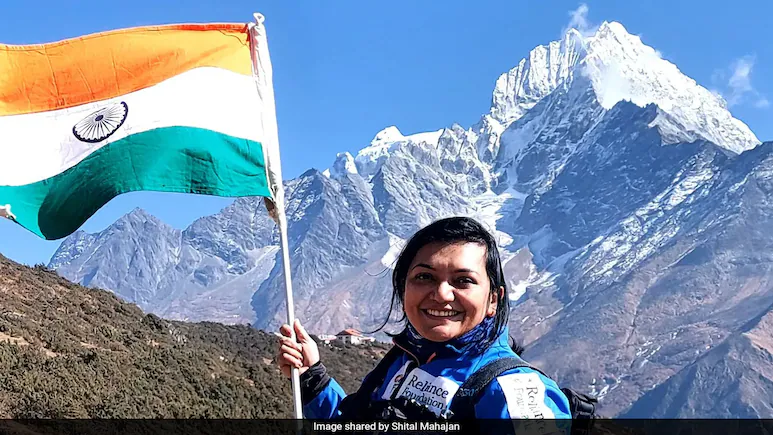  “Sky Queen of the Himalayas: First Female to Skydive at 21,500 Feet Near Everest”