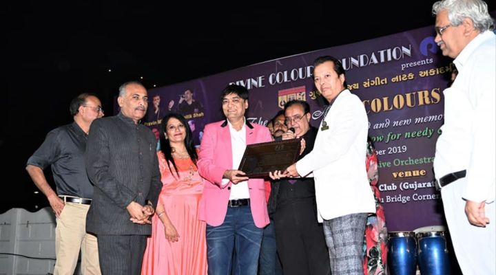  Non-Stop Parody: Manish Shah Sings 13 Amitabh Bachchan Hits in 10 Minutes