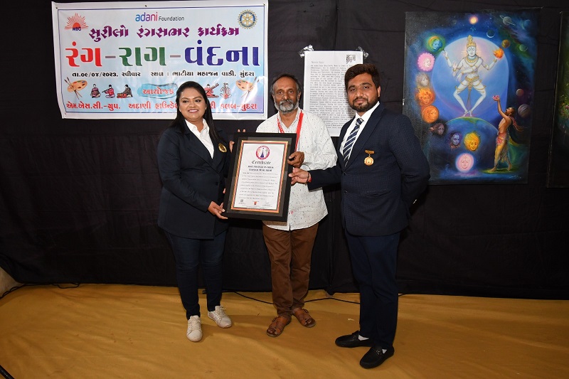  Renowned Artist Navin Soni Sets New Record with 36 Hanumantmat-Themed Paintings in Kutch
