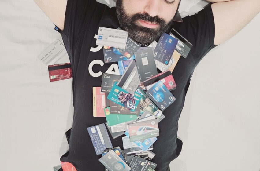  Lucknow’s Manish Kumar Dhameja Builds Unique Collection of Credit Cards