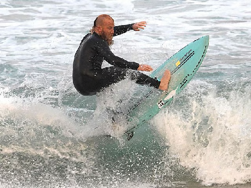  Australian Surfer Blake Johnston Breaks World Record with Over 30-Hour Surfing Marathon