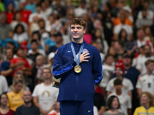  “World Records Tumble as Finke, Sjoestroem Shine on Final Night of Paris 2024 Swimming”