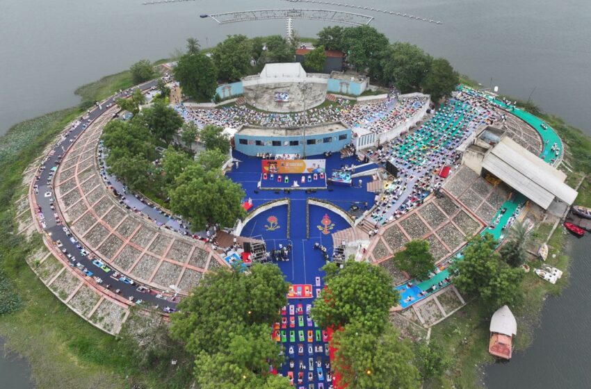 Gujarat Sets World Record with 2121 People Holding Cobra Pose Simultaneously
