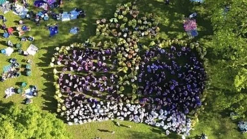  Orpington Crowned with World Record for Largest Human Image