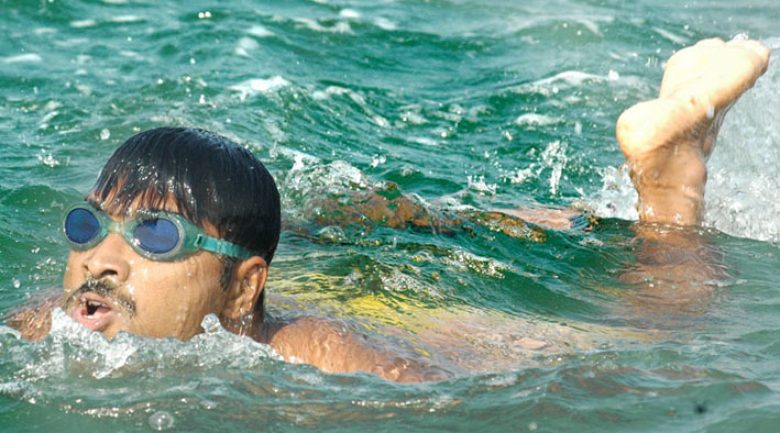  Prakash Kharvi Sets Record Swimming 13 km in Arabian Sea Despite Disability