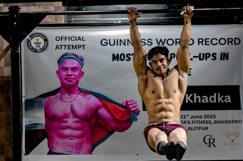  Sunil Khadka Breaks Guinness World Record with 32 Clap Pull-Ups in One Minute