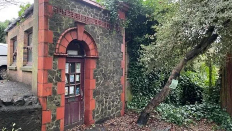  World’s Smallest Theatre, Once a Public Toilet, Up for Sale in Worcestershire