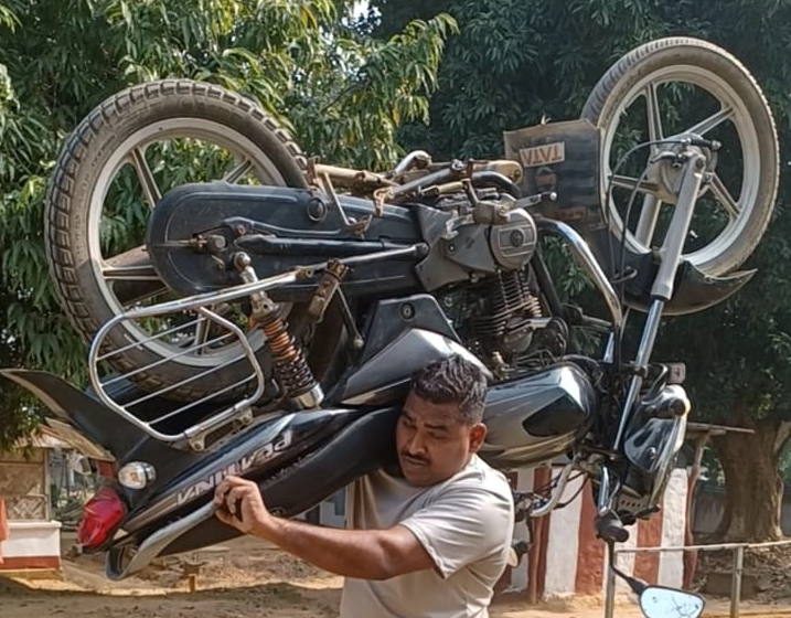  “From Bihar to Glory: Dharmendra Kumar Singh’s Record-Breaking 100m Run with Motorbike”