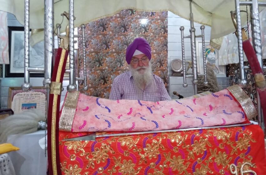  Jasbir Singh Sets New Record with First-Ever Colourful Handwritten Replica of Guru Granth Sahib