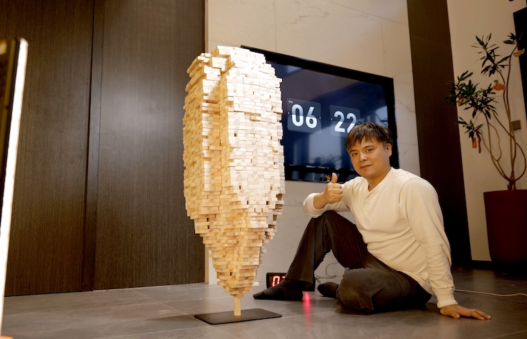  World Record: Tian Rui Stacks 3,149 Jenga Blocks on a Single Vertical Piece