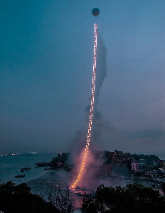  “Chinese Artist Builds Glowing ‘Ladder in the Sky’ to Honor Grandmother’s Final Goodbye”