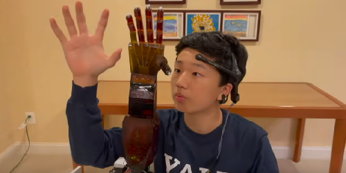  17-Year-Old Builds Mind-Controlled Robotic Arm Using AI and 3D Printing