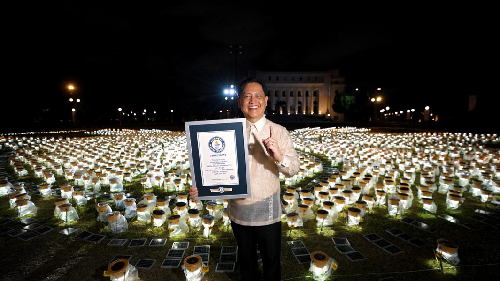  Nearly 3,000 Solar Lamps Illuminate Record-Breaking Display in the Philippines