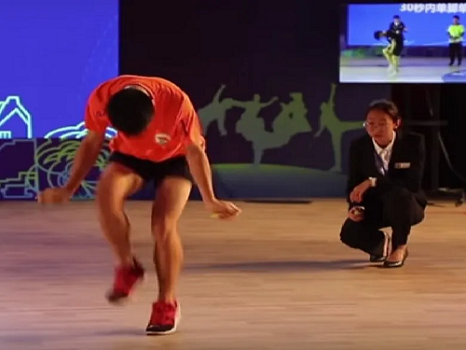  Chinese Athlete Sets Jump-Rope World Record: 238 Jumps in Just 30 Seconds