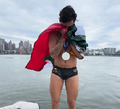 Mexican Swimmer Smashes Record with Fastest Lap Around Manhattan Island