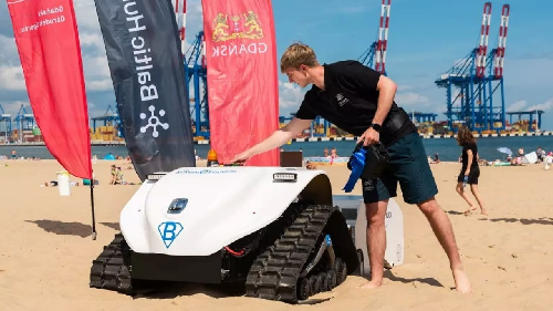  Poland’s First Beach-Cleaning Robot Hits the Sand in Gdańsk