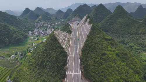  China Cuts Through a Mountain to Build Highway Featuring the World’s Highest Bridge