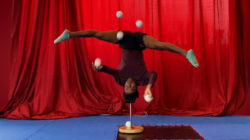  Colombian Circus Performer Sets Record for Juggling Five Balls While in Headstand