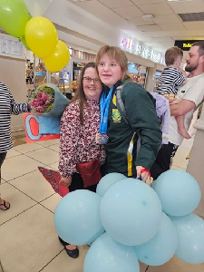  Minke Janse van Rensburg Returns Home a Champion After Record-Breaking World Swim
