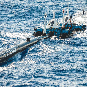  Dutch Engineers Deploy 600-Meter Ocean Cleanup System, Remove Tons of Plastic from Pacific