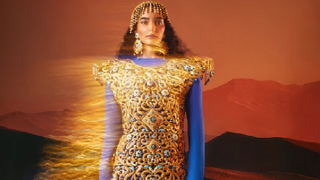  Saudi Jeweler Sets Guinness World Record with World’s Heaviest Gold Dress