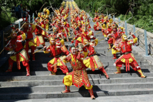 Legendary Performer and 261 Fans Break World Record on ‘Monkey Mountain’