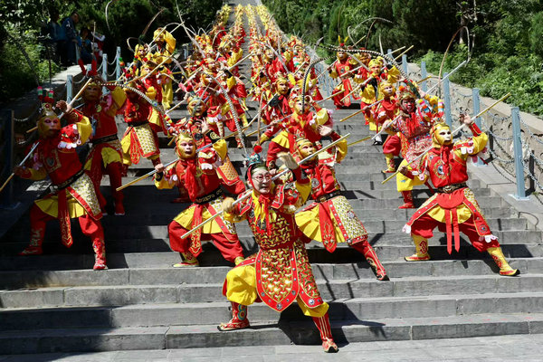  Legendary Performer and 261 Fans Break World Record on ‘Monkey Mountain’