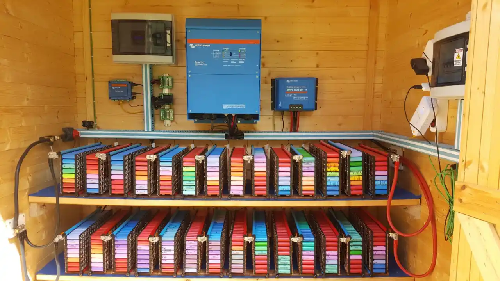  Man Powers His Home for 8 Years Using 1,000 Recycled Laptop Batteries