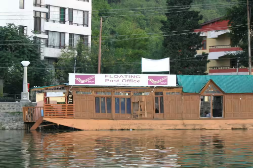  World’s First Floating Post Office Lets You Send Mail on Water at Dal Lake, Srinagar