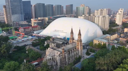  China Installs 50-Meter Inflatable Dome Over Construction Site to Reduce Dust and Noise Pollution