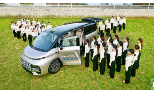  Geely Galaxy V900 Minivan Sets Guinness World Record by Fitting 42 People Inside