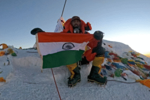 Indian Mountaineer Narendra Singh Yadav Climbs Antarctica’s Highest Peak, Unfurls the Tricolor in Extreme –52°C Cold