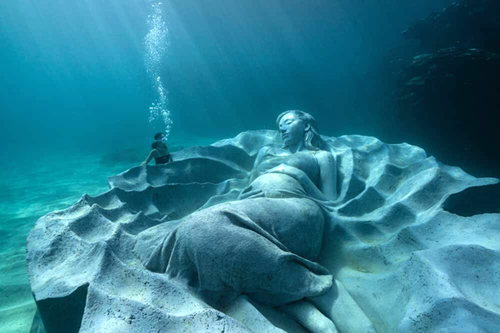  Japan’s First Underwater Sculpture Symbolizes Harmony Between Humanity and the Sea