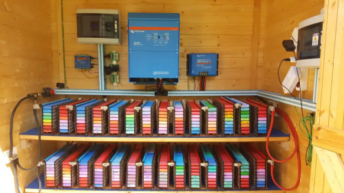  Man Powers Home for Eight Years Using Recycled Laptop Batteries and DIY Solar Grid