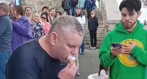  Minnesota Man Breaks Record for Fastest Ice Cream Cone Eaten in Ireland