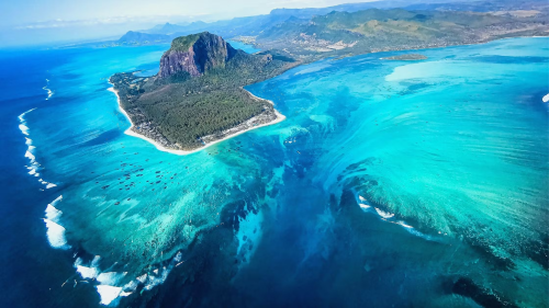  The Underwater Waterfall of Mauritius: Nature’s Stunning Optical Illusion