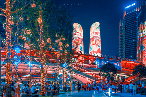 Tianfu IFC Twin Towers Illuminate Chengdu’s Skyline With Spectacular Night Light Shows