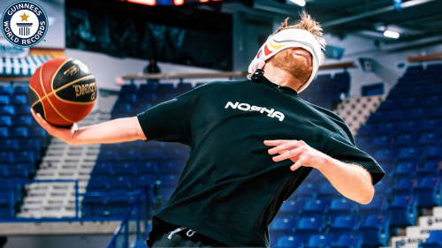  Tristan Jass Breaks Guinness Record for Longest Blindfolded Basketball Shot