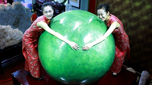  World’s biggest luminous pearl