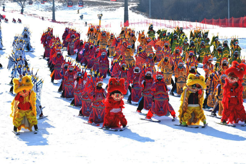  266 Skiers in Peking Opera Costumes Set Guinness World Record on Chinese Slopes