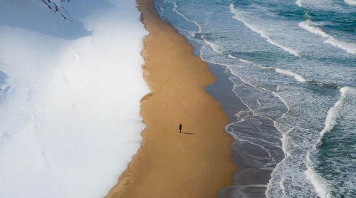  A Rare Winter Wonder Snow, Sand, and Sea Meet at Japan’s Magical Shirahama Beach