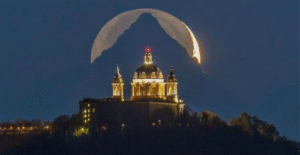 Italian Photographer Captures Once-in-a-Lifetime Celestial Alignment After Six Years of Unwavering Patience