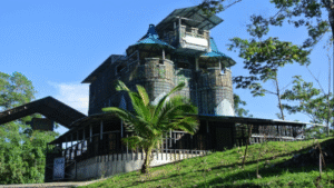 The “PlastiThe “Plastic King” Who Built a Four-Storey Castle From 40,000 Recycled Bottlesc King” Who Built a Four-Storey Castle From 40,000 Recycled Bottles