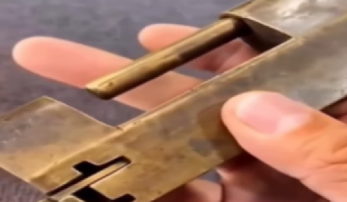  The World’s Most Mysterious Lock Stuns Experts and Viewers Alike